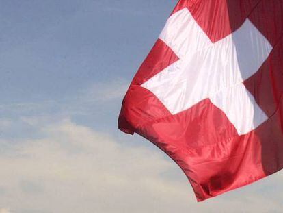 Una bandera suiza sobre el lago de Ginebra en Suiza. 