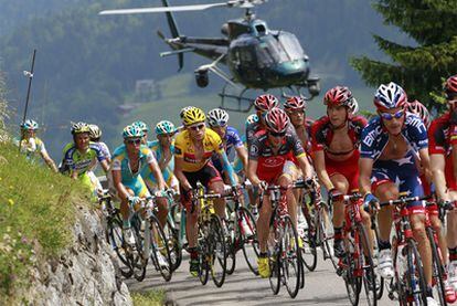 Leipheimer, en el centro, junto a Evans, Vinokourov y Basso, durante la novena etapa del Tour de Francia.