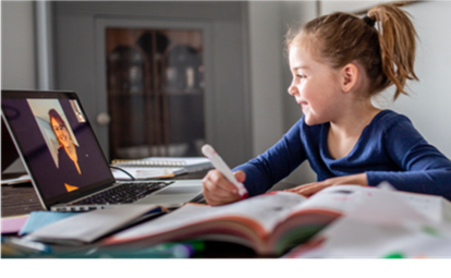 Una niña estudia a través de una aplicación para realizar videoconferencias.