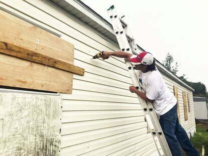 Filomeno Romero, de 52 años, refuerza su casa móvil ante la llegada del huracán a Apopka (Florida), el 8 de septiembre.