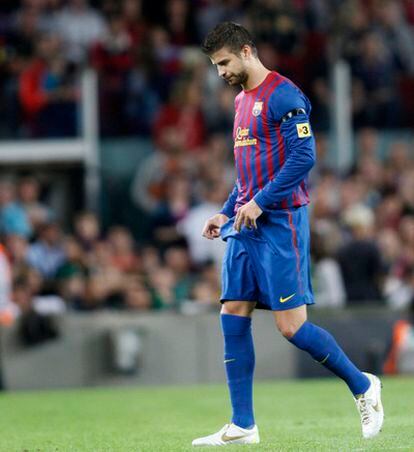 Piqué abandona el campo lesionado.