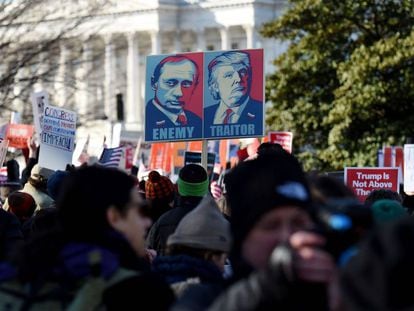 Manfiestantes fuera del Capitolio apoyan el 'impeachment' al presidente Donald Trump.