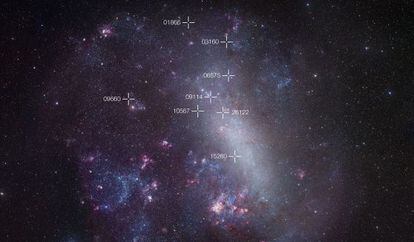 Fotograf&iacute;a de la Galaxia Gran Nube de Magallanes con las posiciones marcadas de los sistemas de dos estrellas eclips&aacute;ndose utilizadas para determinar la distancia.