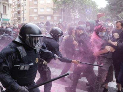 Los antidisturbios de los Mossos d'Esquadra intervienen en un desahucio en Barcelona, en mayo de 2021.