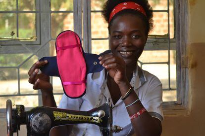 Elisabeth enseña una de las compresas de tela que confecciona en un taller de Londoto, en el norte de Tanzania.