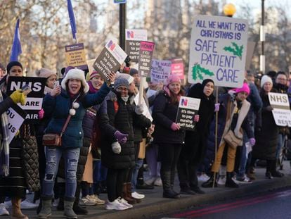 El personal de enfermería protesta este jueves a las puertas del hospital St. Thomas, en Londres.