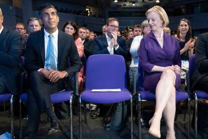 El perdedor de las primarias del Partido Conservador, Rishi Sunak, y la vencedora, Liz Truss, el lunes en Londres.