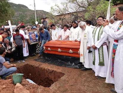 Sacerdotes jesuitas, autoridades y vecinos durante el entierro de los dos sacerdotes asesinados en Cerocahui (Chihuahua) en junio de 2022.