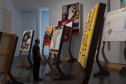 Instalacion 'Teatro de las dudas', de Rasmus Nilausen en la exposición 'Apuntes para un incendio de los ojos', en el Macba.