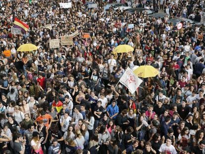 Manifestaci&oacute;n de estudiantes contra las rev&aacute;lidas y la LOMCE en Valencia. 
