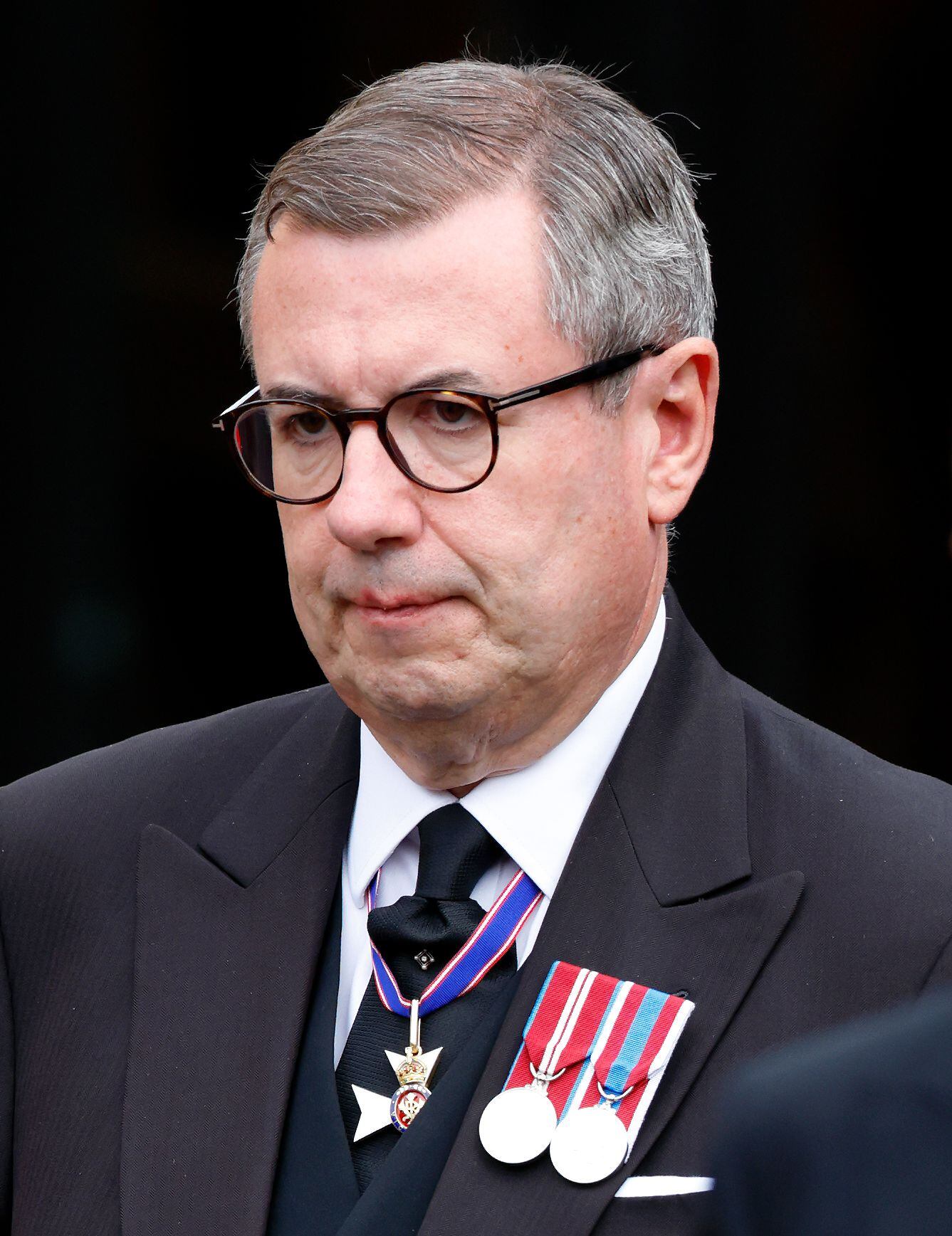Edward Young, el secretario privado de Isabel II, durante el funeral por la monarca en la capilla de San Jorge, en el castillo de Windsor, el 19 de septiembre de 2019.