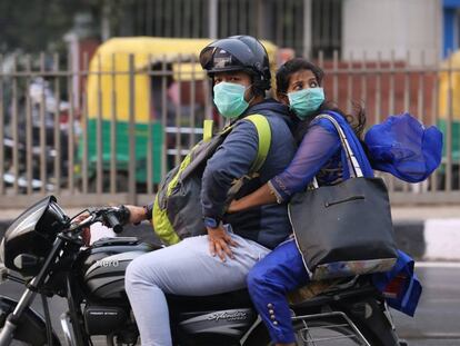 Motoristas se cubren el rostro para protegerse de la contaminación en Nueva Delhi (India), una de las ciudades más pobladas del mundo y la capital de país más contaminada del planeta, según la OMS.