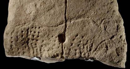 Piedra con un uro grabado hace 38.000 a&ntilde;os. 
