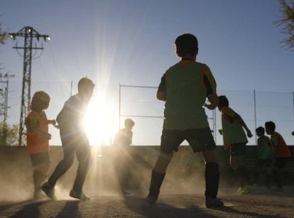 Niños entrenando en el campo de fútbol de Orcasitas.