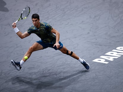 Alcaraz devuelve la pelota durante el partido contra Nishioka en Bercy.