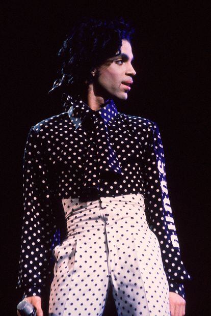En su gira de 1988, Prince vistió un conjunto de blusa y pantalón de lunares. ¿Soy blanco o soy negro? , ¿soy hetero o soy gay?, cantaba en Controversy. Sus atuendos siempre jugaron a la ambigüedad.
