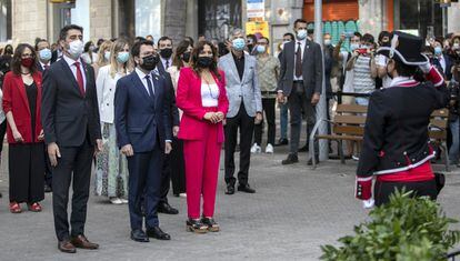 El presidente de la Generalitat, Pere Aragonès (en el centro), acompañado del vicepresidente, Jordi Puignerò, y la consejera de la Presidencia, Laura Vilagrà, encabeza la ofrenda floral del Govern al monumento de Rafael Casanova en Barcelona.