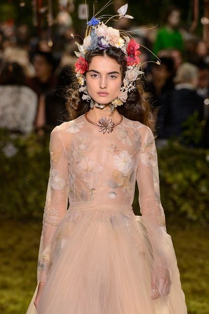 La modelo española Blanca Padilla lució una de las espectaculares coronas de Dior alta costura primavera-verano 2017.