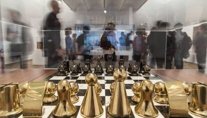 Joc d&#039;escacs dissenyat per Man Ray. 