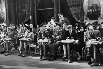Oficiales y soldados nazis en la terraza del Café de la Paix, en la plaza de la Ópera de París, a finales de 1940, durante la ocupación alemana.
