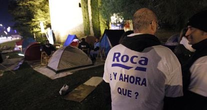 Trabajadores de Roca protestan con una acampada contra el ERE que ha presentado la empresa.