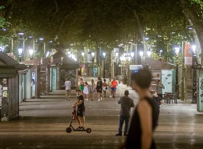 Turistas por las calles de Barcelona despues del toque de queda. En la imagen, Las Ramblas. / JUAN BARBOSA