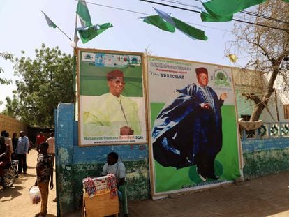 Carteles electorales en apoyo del candidato presidencial y ex presidente de Níger Mahamene Ousmane se ven afuera de la sede del CAMBIO de Renovación Democrática y Republicana (RRD) en Zinder el 16 de febrero de 2021.