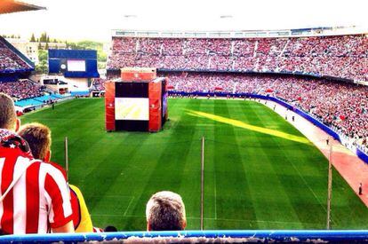 Esta foto es del día de la final de la Champions del 24 de mayo de 2014 y de las pantallas instaladas en el campo del Vicente Calderón. Estar rodeada de la pasión de los seguidores en esa fecha que marcó un hito para el equipo es una experiencia que nunca podré olvidar.