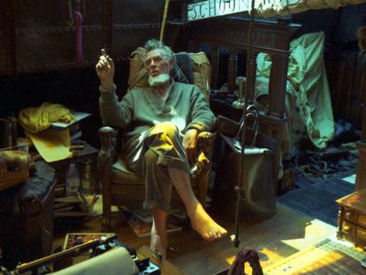 Sterling Hayden, en su gabarra en julio de 1981, en una imagen de 'El faro del caos' (1983).