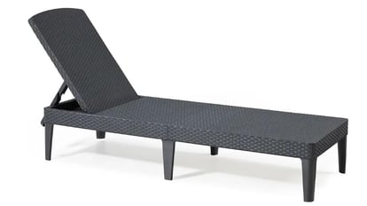 This large garden lounger is designed in smooth rattan.