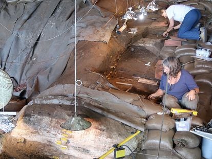 Los investigadores del equipo de Lyn Wadley excavando Border Cave.