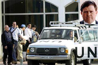 Un grupo de inspectores de la ONU, ayer en Bagdad. Arriba, foto de Jack McGeorge.