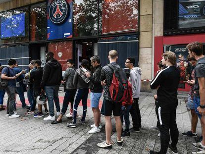La gente espera la apertura de la tienda del PSG en Paris.