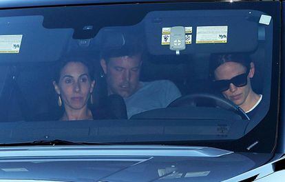 Jennifer Garner, acompañada de una amiga, lleva a Ben Affleck a rehabilitación.