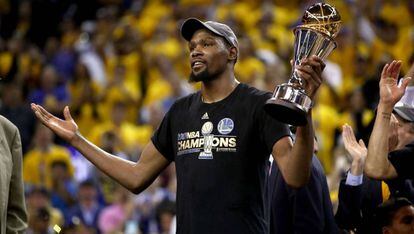Durant celebra con el trofeo de la NBA