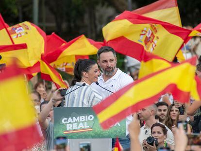 El presidente de Vox, Santiago Abascal, y la candidata a la presidencia de la Junta de Andalucía, Macarena Olona), durante el mitin electoral celebrado en junio en Jaén.