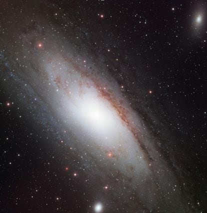 Imagen de 3 galaxias del grupo local. La galaxia de Andrómeda (en el centro), M32 (en la parte baja de la figura) y la galaxia M33 (en la esquina superior derecha). La galaxia de Andrómeda se acabará fusionando con la Vía Láctea para formar Lactómeda.