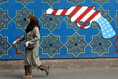 Una mujer pasa por delante de uno de los muros exteriores de la antigua Embajada de EE UU en Teherán.