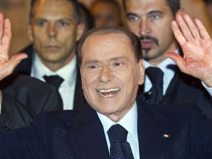 Berlusconi saluda a sus seguidores hoy en Roma