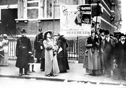 <p>En Reino Unido, aquel momento histórico llegó el 6 de febrero de 1918. Limitado y oscurecido por las heridas que había dejado durante los últimos años esa cruzada democrática, sí, pero llegó.</p><p><b>En la imagen.</b> Manifestación de sufragistas inglesas en 1911, contra Lloyd George, primer ministro entre 1916 y 1922.</p>