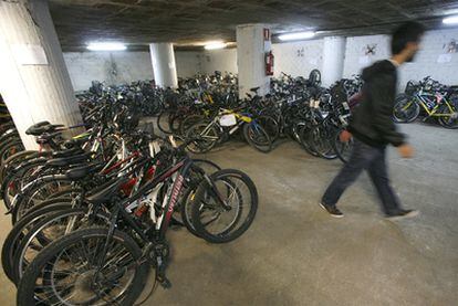Varias bicicletas robadas, de todos los tipos, apiladas en el depósito de San Sebastián.