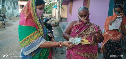 Rashmita Patra ayuda al cobro de pensiones de sus vecinas.
