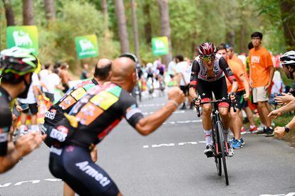 El ciclista español ataca durante la escapada. Soler persiguió y atrapó sin ayuda una fuga que llevaba dos minutos, y aguantó solo los últimos 15 kilómetros