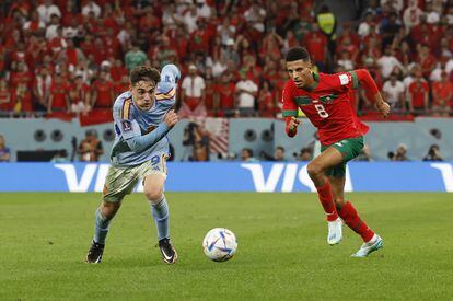 Gavi, en un lance del juego con el mediocentro marroquí Azzedine Ounahidel, durante el partido entre Marruecos y España.