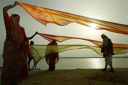 Mujeres secan sus saris a orillas del río Ganges.