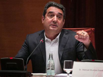 Manuel Bustos en la comisi&oacute;n del Parlament.