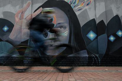 Graffitis en honor a la mujer colombiana en Bogotá.