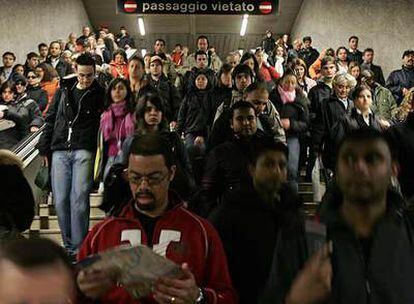 Una multitud de viajeros en una estación del metro de Roma.