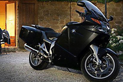 La motocicleta BMW K1200 GT en una imagen promocional