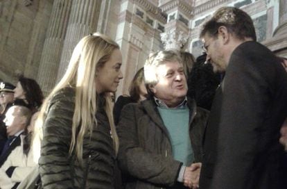 Lilian Tintori, esposa de Leopoldo López, y el padre de este saludan al ministro de Justicia en funciones, Rafael Catalá, en Málaga.